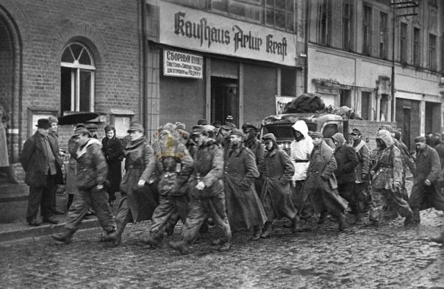 Колонна пленных немцев на одной из улиц Берлина. 1945 г..jpg